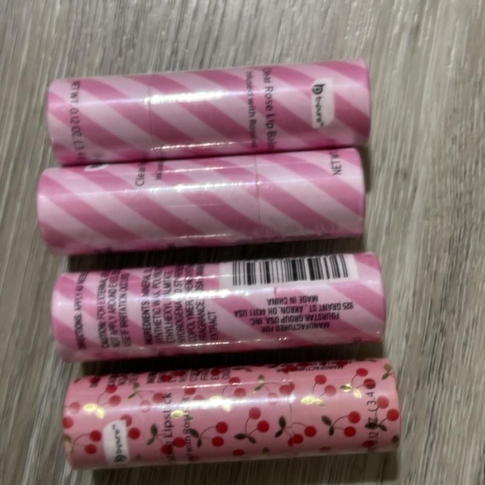 B-pure hydrating 💋 Lipstick and lipglosses 
1 lipstick and 3 clear lipglosses